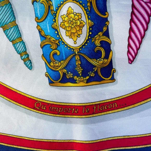 100% silk HERMÈS Qu' Importe Le Flacon Silk Scarf vintage perfume jewelry design - Picture 4 of 9